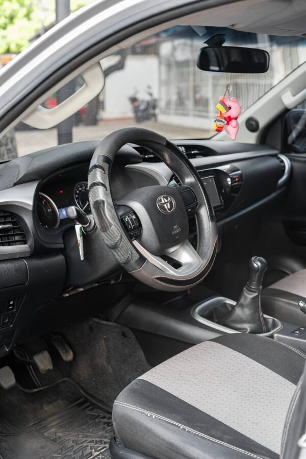 TOYOTA HILUX - Image 2